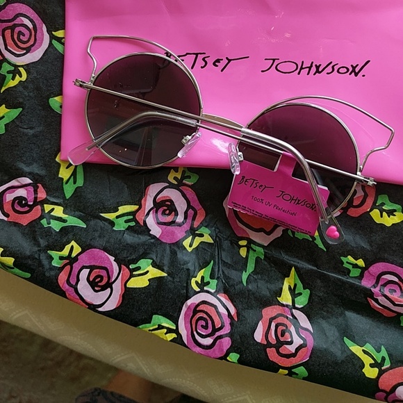 BETSEY JOHNSON SUNGLASSES - Picture 2 of 2
